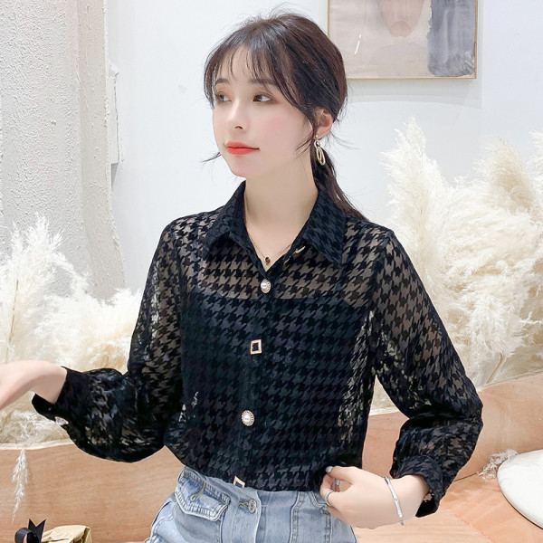 Új modell női ing gombokkal, klasszikus gallérral és hosszú ujjal