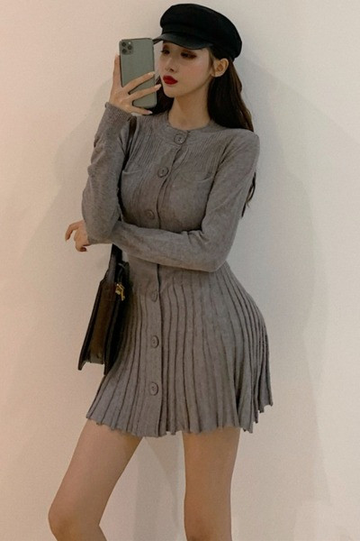 Καθημερινό  γυναικείο φόρεμα με μακριά μανίκια και πλισέ