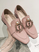 Stiilsed naiste mokassiinid, mis on valmistatud ökonahast metallist kaunistusega