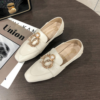 Stiilsed naiste mokassiinid, mis on valmistatud ökonahast metallist kaunistusega