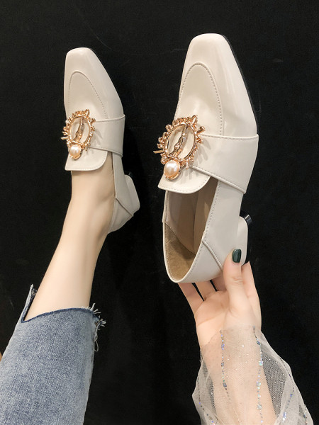 Stiilsed naiste mokassiinid, mis on valmistatud ökonahast metallist kaunistusega