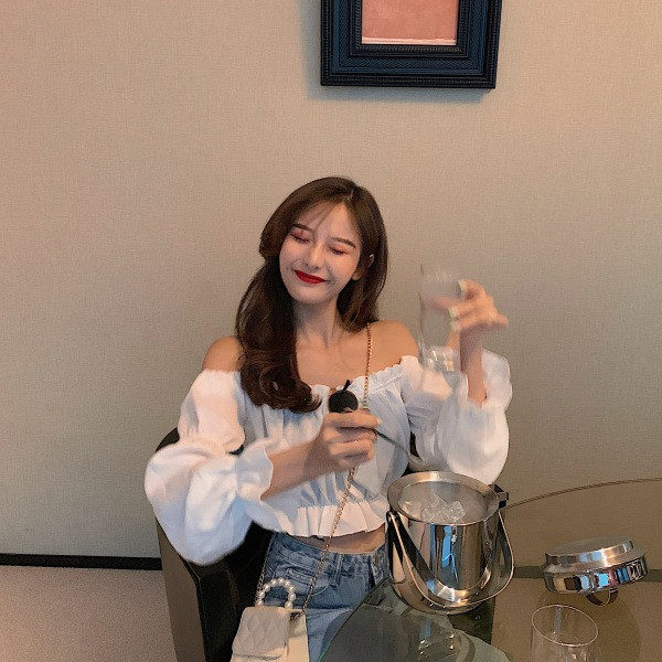 Elasztikus női blúz leejtett ujjal - crop top