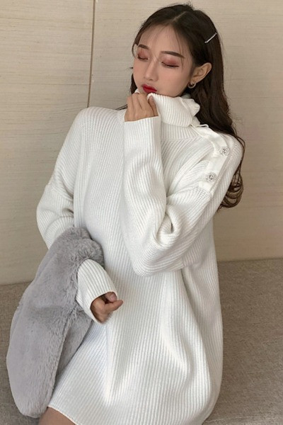 Pikk naiste kampsun allakäivate varrukate ja nööpidega