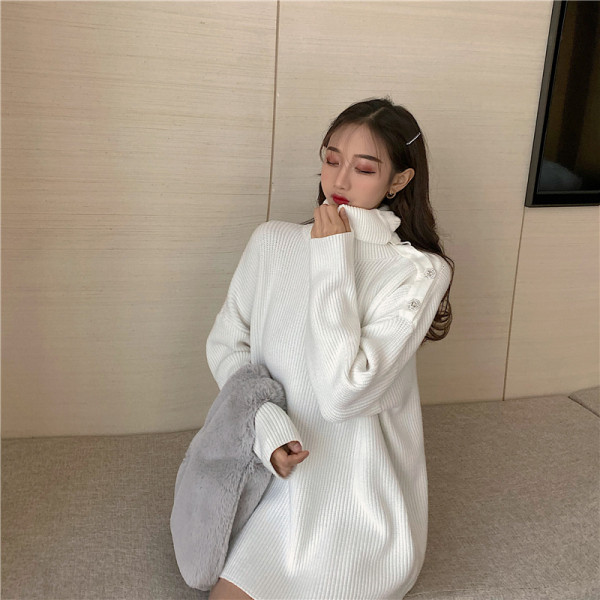 Pikk naiste kampsun allakäivate varrukate ja nööpidega