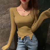 Testhezálló női blúz ovális nyakkivágással, szakadt motívumokkal