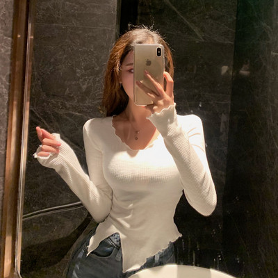 Testhezálló női blúz ovális nyakkivágással, szakadt motívumokkal