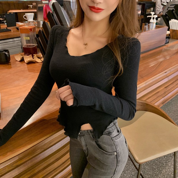 Testhezálló női blúz ovális nyakkivágással, szakadt motívumokkal