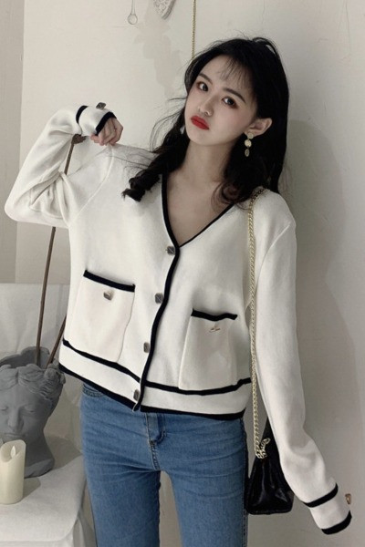 Proljetni ženski prsluk s džepovima i špic izrezom