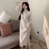 Pikk naiste kleit, mis on valmistatud velvetist kampsunist, poolkõrge kraega