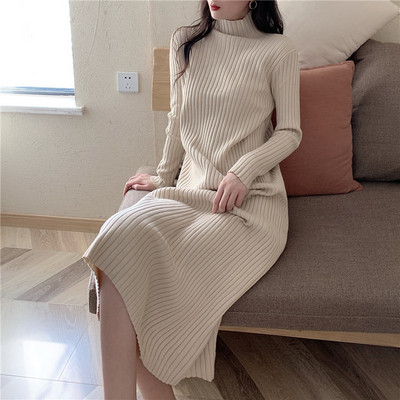 Pikk naiste kleit, mis on valmistatud velvetist kampsunist, poolkõrge kraega