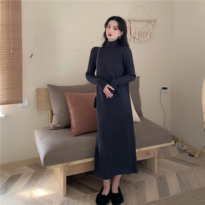 Pikk naiste kleit, mis on valmistatud velvetist kampsunist, poolkõrge kraega