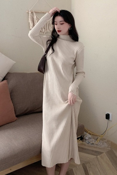 Pikk naiste kleit, mis on valmistatud velvetist kampsunist, poolkõrge kraega