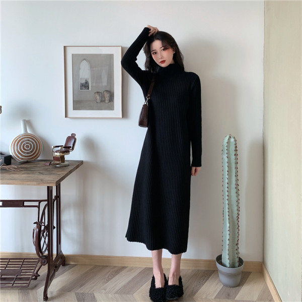 Pikk naiste kleit, mis on valmistatud velvetist kampsunist, poolkõrge kraega