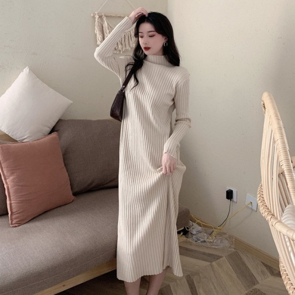 Pikk naiste kleit, mis on valmistatud velvetist kampsunist, poolkõrge kraega