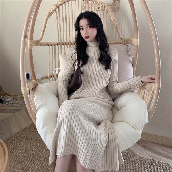 Pikk naiste kleit, mis on valmistatud velvetist kampsunist, poolkõrge kraega