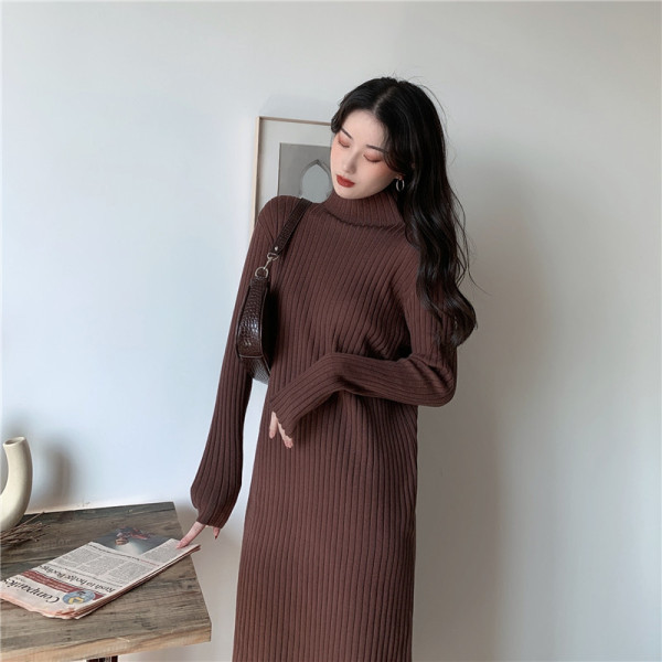 Pikk naiste kleit, mis on valmistatud velvetist kampsunist, poolkõrge kraega