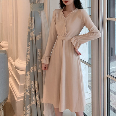 Ретро дамска рокля с шпиц деколте и къдри