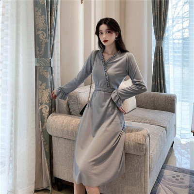 Ретро дамска рокля с шпиц деколте и къдри