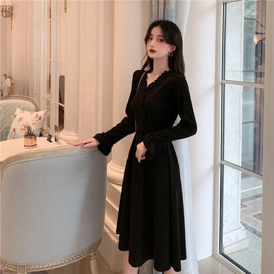 Ретро дамска рокля с шпиц деколте и къдри