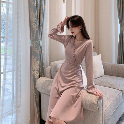 Ретро дамска рокля с шпиц деколте и къдри