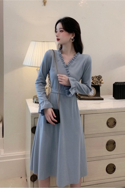 Ретро дамска рокля с шпиц деколте и къдри 