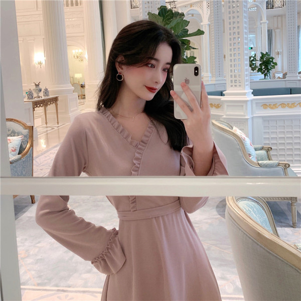 Ретро дамска рокля с шпиц деколте и къдри 