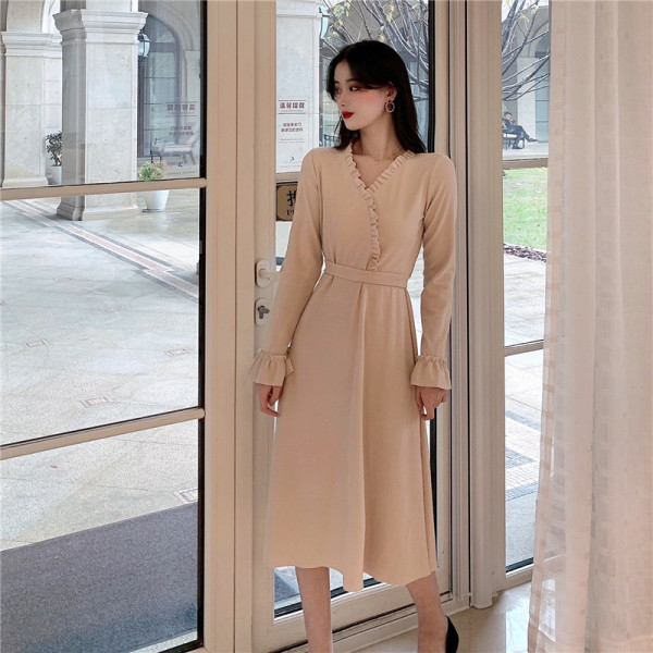 Ретро дамска рокля с шпиц деколте и къдри 