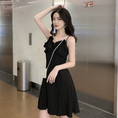 Stílusos női ruha vékony pántokkal és fürtökkel