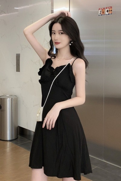 Stílusos női ruha vékony pántokkal és fürtökkel