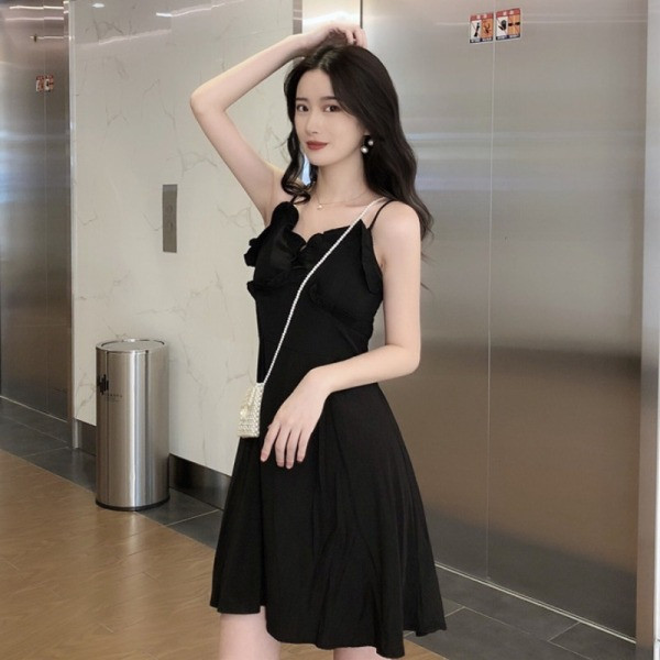 Stílusos női ruha vékony pántokkal és fürtökkel