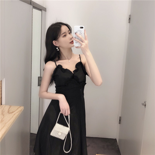 Stílusos női ruha vékony pántokkal és fürtökkel