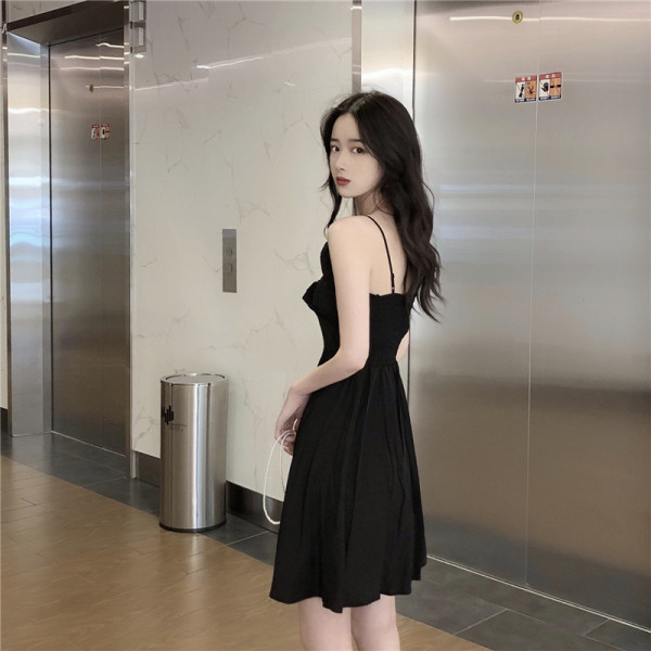 Stílusos női ruha vékony pántokkal és fürtökkel