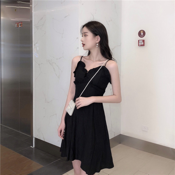 Stílusos női ruha vékony pántokkal és fürtökkel