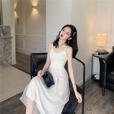 Női ruha vékony pántokkal, tülllel