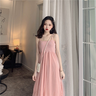 Női ruha vékony pántokkal, tülllel