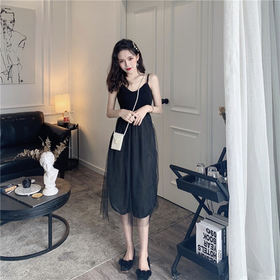 Női ruha vékony pántokkal, tülllel