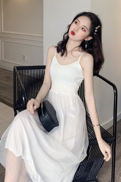 Női ruha vékony pántokkal, tülllel