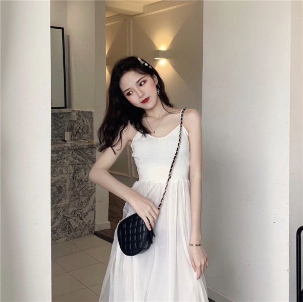 Női ruha vékony pántokkal, tülllel