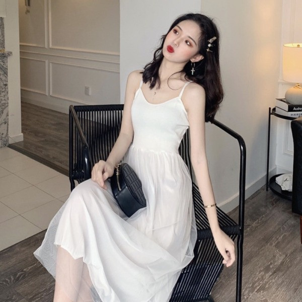 Női ruha vékony pántokkal, tülllel