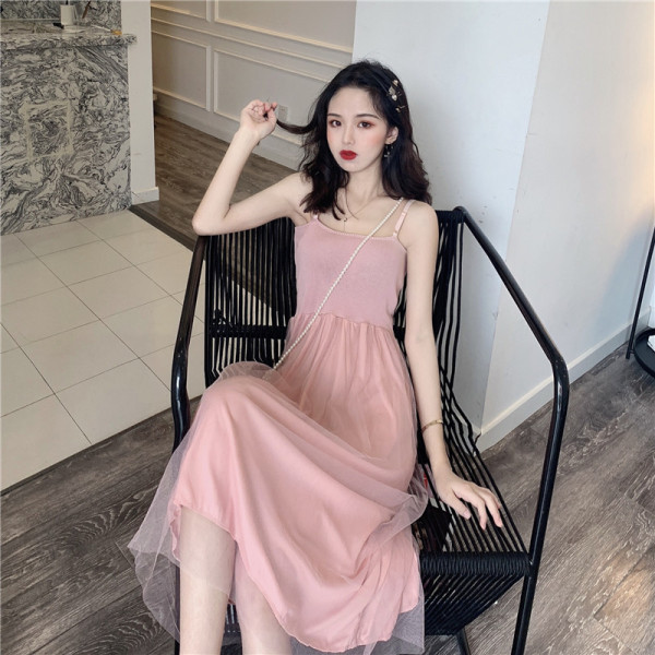 Női ruha vékony pántokkal, tülllel