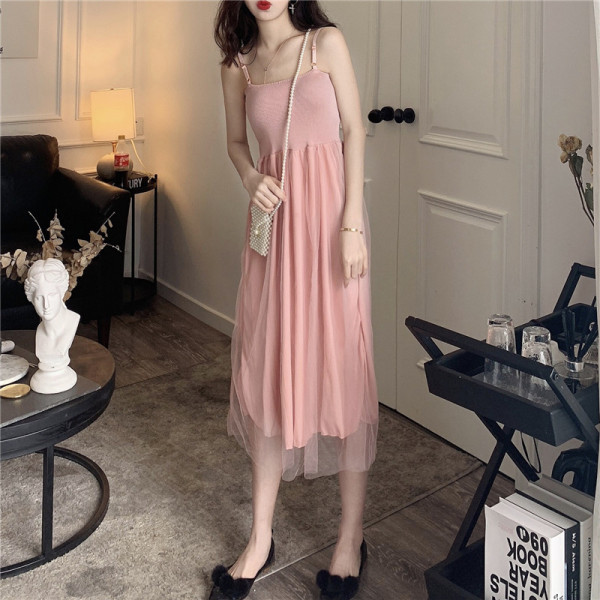 Női ruha vékony pántokkal, tülllel