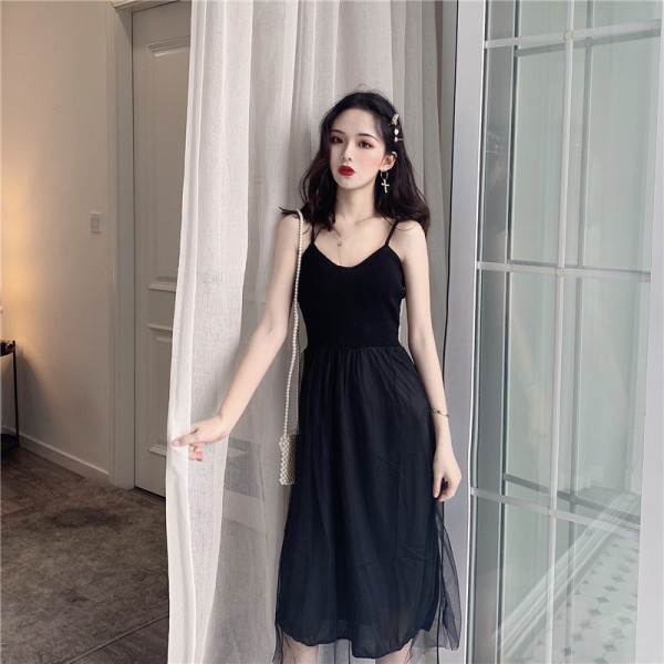 Női ruha vékony pántokkal, tülllel