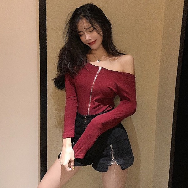 Piros női blúz leejtett ujjakkal és cipzárral