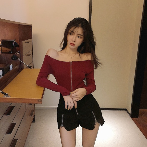 Piros női blúz leejtett ujjakkal és cipzárral