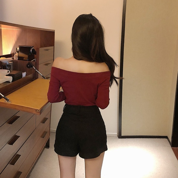 Piros női blúz leejtett ujjakkal és cipzárral