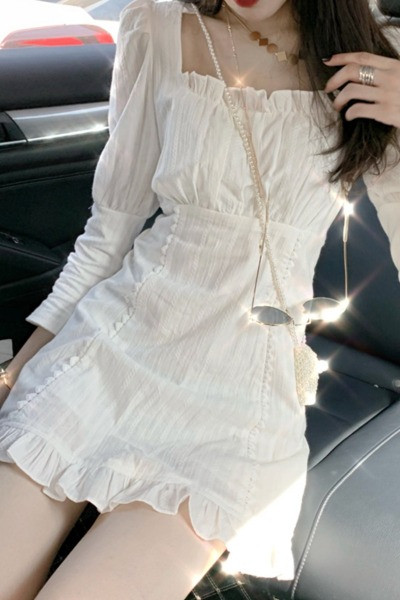 Fehér női ruha 7/8-as ujjal és szögletes nyakkivágással