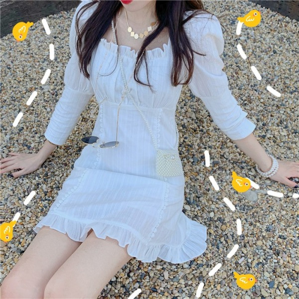 Fehér női ruha 7/8-as ujjal és szögletes nyakkivágással