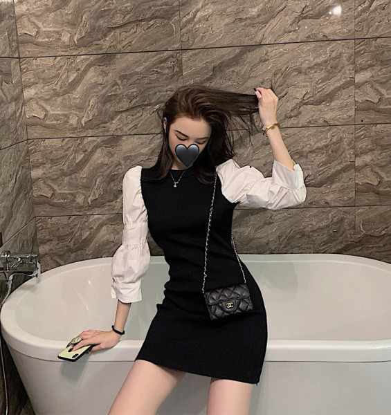 Fekete női ruha fehér puffos ujjakkal