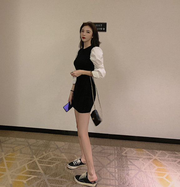 Fekete női ruha fehér puffos ujjakkal