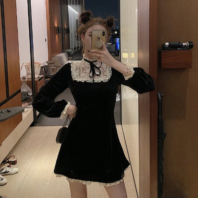 Retro női ruha csipkerészekkel és nyakkendőkkel